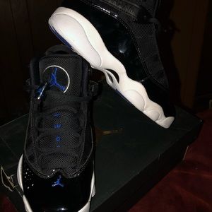 I’m selling these Jordan’s size 4